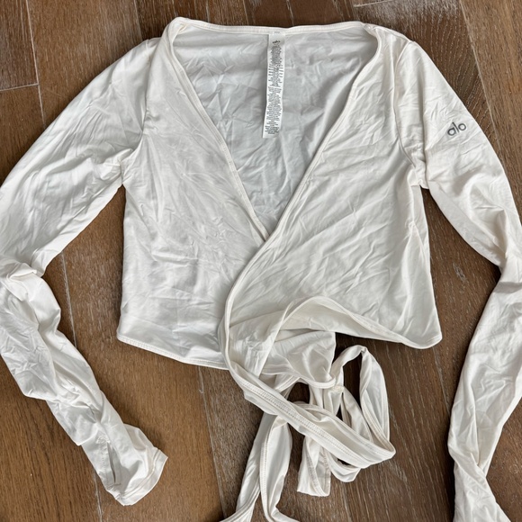 Alo Yoga Women's White and Cream Shirt - Picture 2 of 2